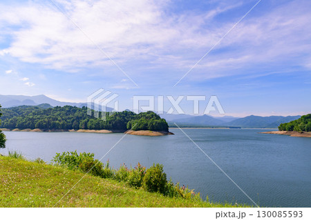7月の青空に映える糠平川橋梁と糠平湖・糠平川・糠平ダム(北海道上士幌町) 7月の青空に映える糠平川橋梁と糠平湖・糠平川・糠平ダム(北海道上士幌町) 130085593