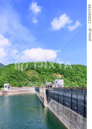 7月の青空に映える糠平川橋梁と糠平湖・糠平川・糠平ダム(北海道上士幌町) 7月の青空に映える糠平川橋梁と糠平湖・糠平川・糠平ダム(北海道上士幌町) 130085599