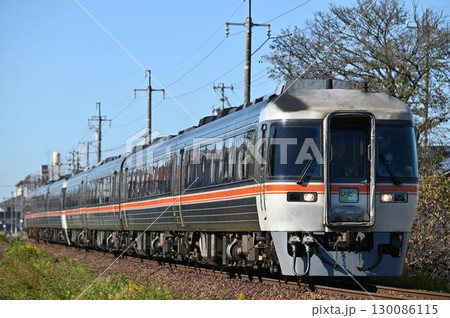 冬の蘇原ストレートを行くキハ85系特急ひだ 130086115