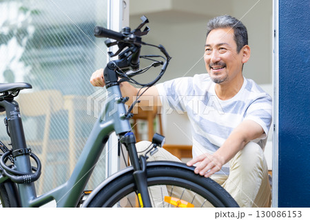 自転車の整備をするミドル男性 130086153