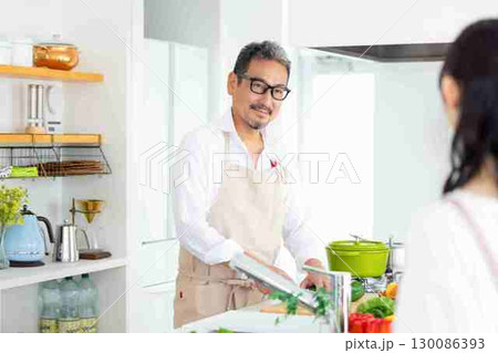 キッチン 料理をするミドル男性 キッチン 料理をするミドル男性 130086393