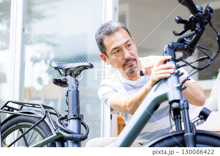 自転車の整備をするミドル男性 自転車の整備をするミドル男性 130086422