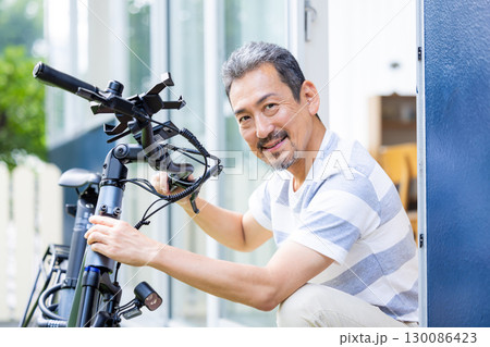 自転車の整備をするミドル男性 自転車の整備をするミドル男性 130086423