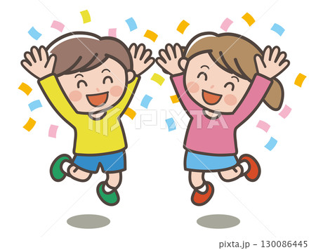 ジャンプしてバンザイをして喜ぶ男の子と女の子のイラスト 130086445