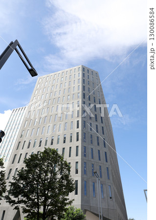 ビル、青空、建物、高層ビル、施設、都会、都市、晴れ、快晴、オフィス、ビジネス、街並み、建築、建築物 ビル、青空、建物、高層ビル、施設、都会、都市、晴れ、快晴、オフィス、ビジネス、街並み、建築、建築物 130086584