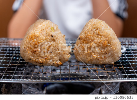 バーベキューで焼くおにぎり 130086633