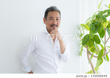 ビューティーイメージ　ミドル男性 130086648