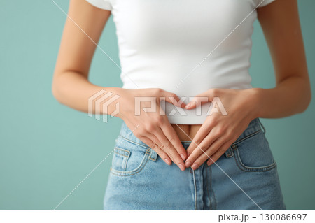 腸活やデリケートゾーンケアをイメージさせる女性のポーズ 130086697