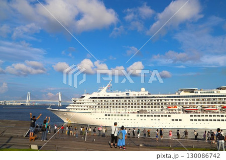 大さん橋を出港する飛鳥Ⅱ 130086742