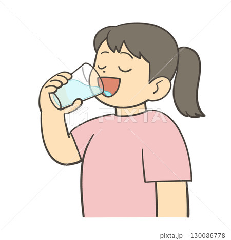 コップで水を飲む女の子 コップで水を飲む女の子 130086778
