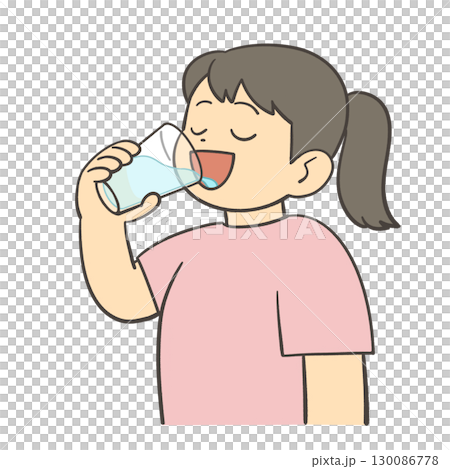 コップで水を飲む女の子 コップで水を飲む女の子 130086778