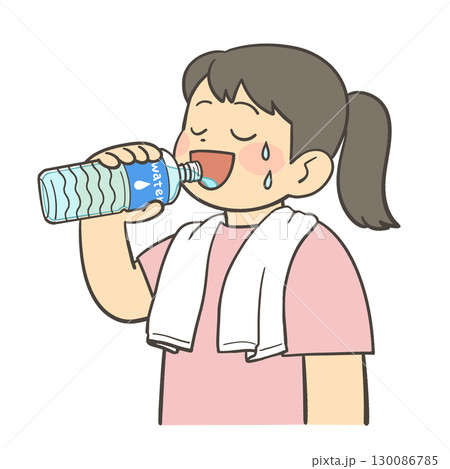 ペットボトルの水を飲む女の子 130086785