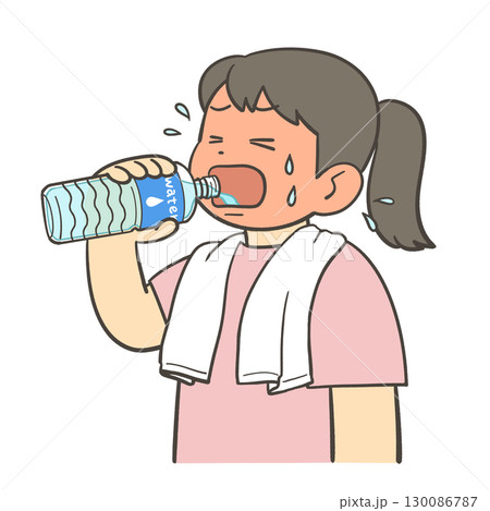 ペットボトルから勢いよく水を飲む女の子 130086787