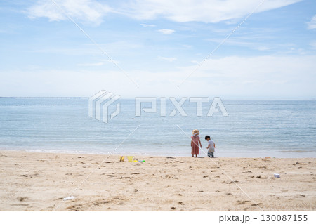 青空と海と後ろ姿 青空と海と後ろ姿 130087155
