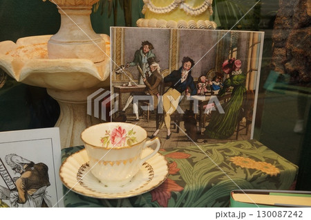 イギリスの本屋のショーウィンドウ 130087242