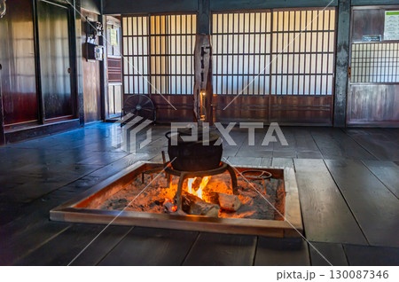 白川郷合掌造り建物の囲炉裏 白川郷合掌造り建物の囲炉裏 130087346