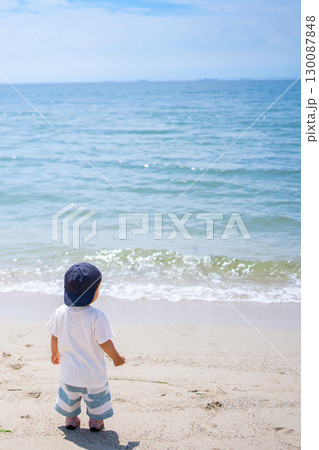 海と男の子の縦画像 海と男の子の縦画像 130087848