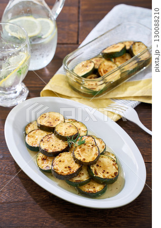 ズッキーニのグリルマリネ|焼きズッキーニをマリネした夏の副菜 ズッキーニのグリルマリネ|焼きズッキーニをマリネした夏の副菜 130088210
