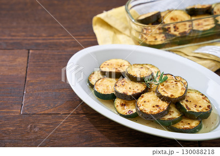 ズッキーニのグリルマリネ|焼きズッキーニをマリネした夏の副菜 ズッキーニのグリルマリネ|焼きズッキーニをマリネした夏の副菜 130088218