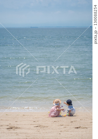 幼い姉弟と海 130088254