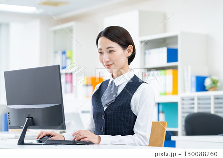 オフィスで働ミドルの事務員 130088260