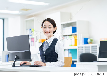 オフィスで働ミドルの事務員 130088261