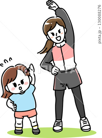 楽しく体操する娘とお母さん 130088276