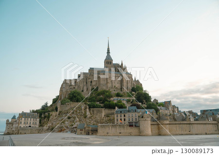 早朝の静けさに包まれたモンサンミッシェル（フランス世界遺産） 130089173
