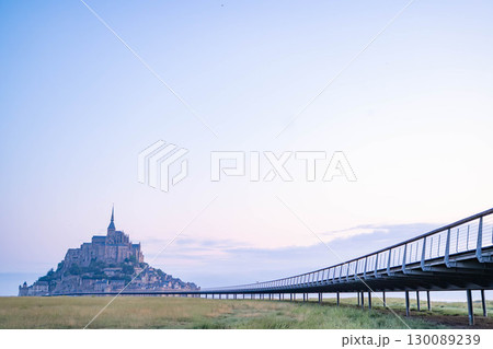 朝焼けに浮かぶモンサンミッシェルの全景（フランス世界遺産） 130089239