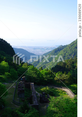 愛媛県新居浜市　別子銅山　索道基地・貯鉱庫跡と市街地を望む 130089520