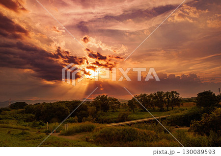 雲の隙間から降り注ぐ太陽の光 130089593