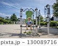 公園の遊具で遊ぶ男の子 130089716