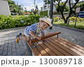 公園のベンチに登ろうとする子供 130089718