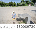 公園の水飲み場で遊ぶ子供 130089720