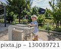 公園の水飲み場で遊ぶ子供 130089721