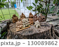 切り株の上に置かれた複数のシーサー 130089862