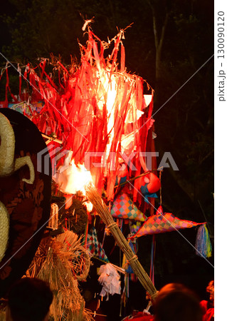 天下の奇祭　近江八幡市の「左義長まつり」 130090120