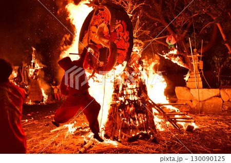 天下の奇祭　近江八幡市の「左義長まつり」 130090125