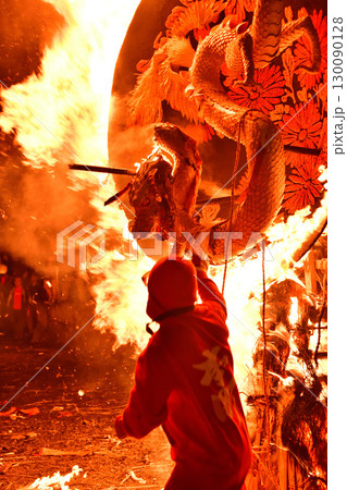 天下の奇祭　近江八幡市の「左義長まつり」 130090128