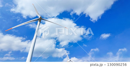 風力発電の風車と青空の風景 再生可能エネルギー 風力発電の風車と青空の風景 再生可能エネルギー 130090256