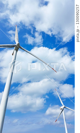 風力発電の風車と青空の風景　再生可能エネルギー 130090257