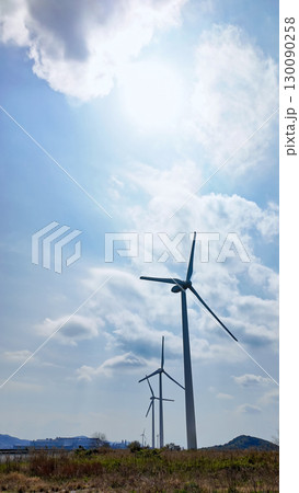 風力発電の風車と青空の風景 再生可能エネルギー 風力発電の風車と青空の風景 再生可能エネルギー 130090258
