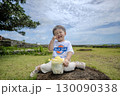 満面の笑みで水筒を持つ子供 130090338