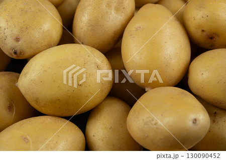 Fresh raw unpeeled potatoes close-up Fresh raw unpeeled potatoes close-up 130090452