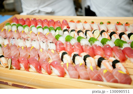 おいしそうなお寿司 130090551