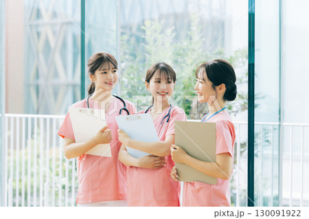 3人の女性看護師 3人の女性看護師 130091922
