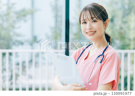 笑顔の女性看護師 130091977
