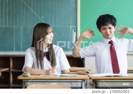 教室で勉強する学生 教室で勉強する学生 130092001