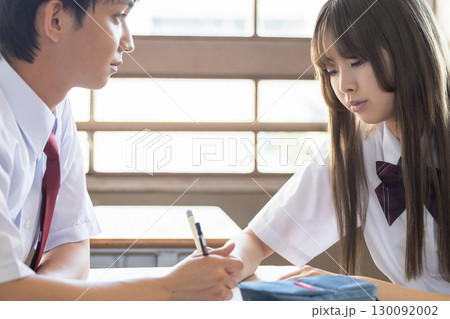 教室で勉強する学生 教室で勉強する学生 130092002
