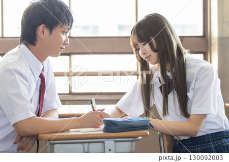 教室で勉強する学生 130092003